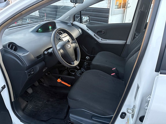 Toyota Yaris 5 of 5
