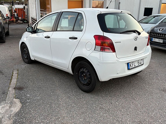 Toyota Yaris 3 of 5