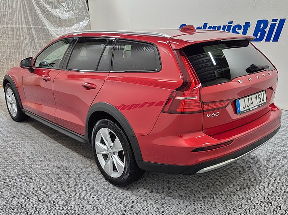 Volvo V60 Cross Country 3 of 5