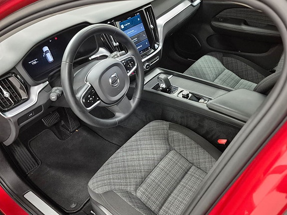 Volvo V60 Cross Country 2 of 5