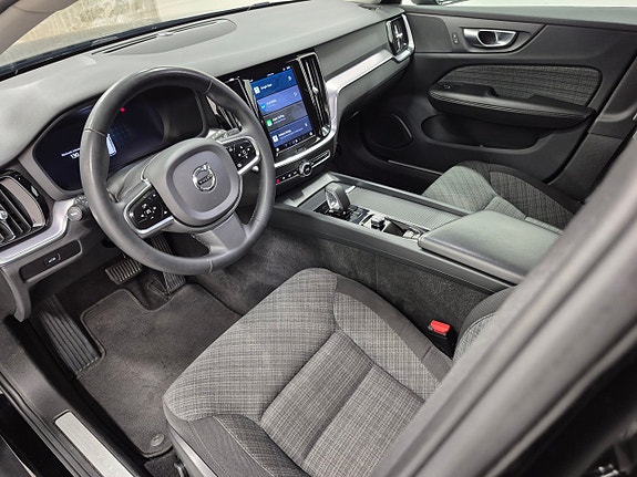 Volvo V60 Cross Country 2 of 5