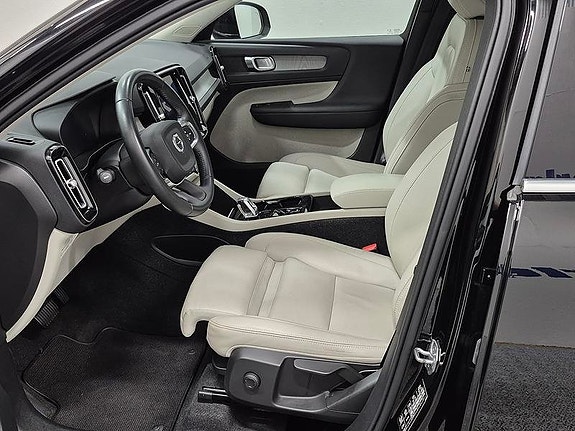 Volvo XC40 2 of 5