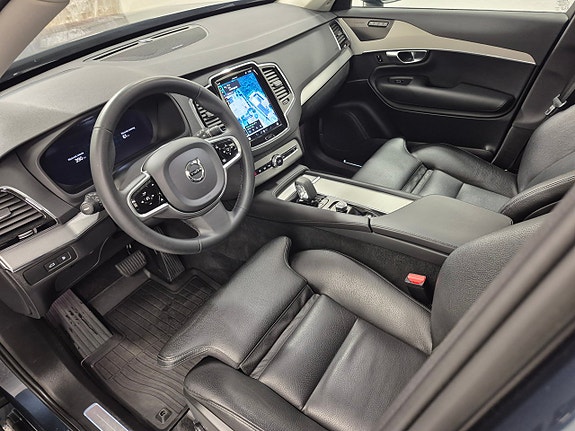 Volvo XC90 2 of 9