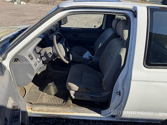 Nissan NP300 7 of 7
