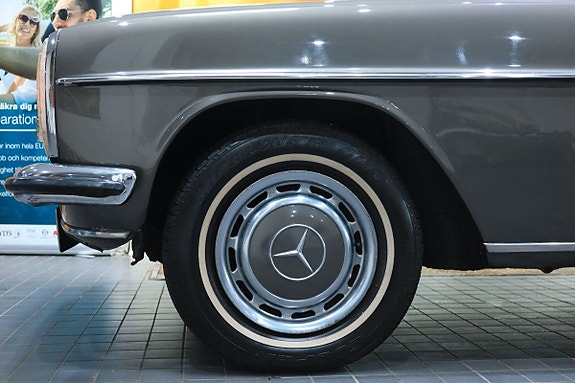 Mercedes-Benz 230 16 of 25