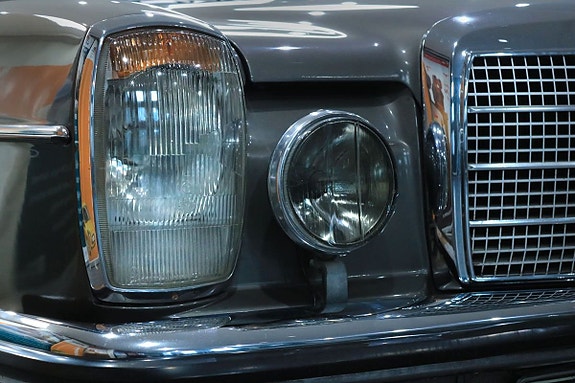 Mercedes-Benz 230 19 of 25