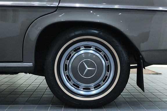 Mercedes-Benz 230 21 of 25