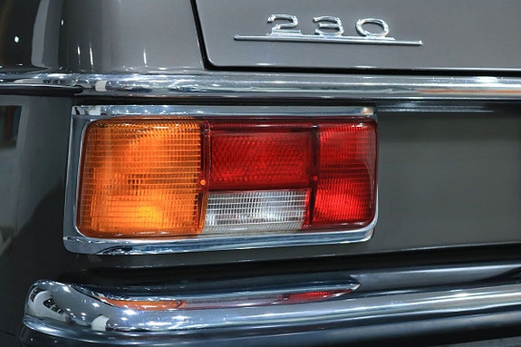 Mercedes-Benz 230 18 of 25