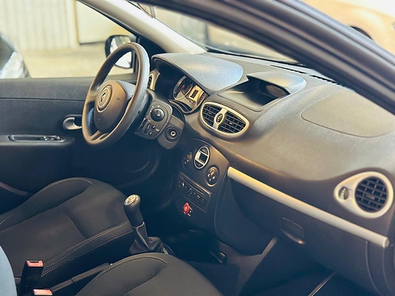 Renault Clio 11 of 15