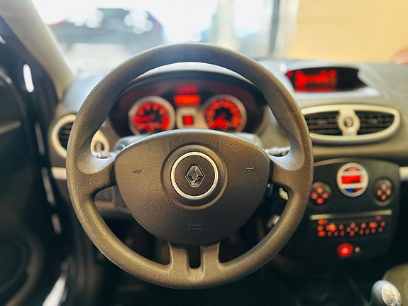 Renault Clio 12 of 15