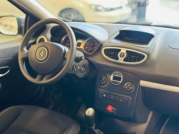 Renault Clio 8 of 15