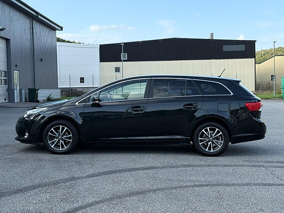 Toyota Avensis 2 of 5