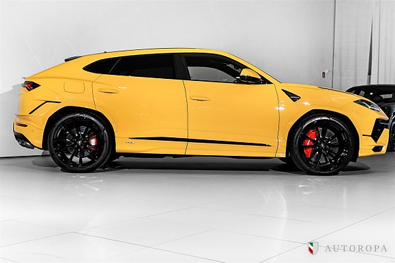 Lamborghini Urus 3 of 5