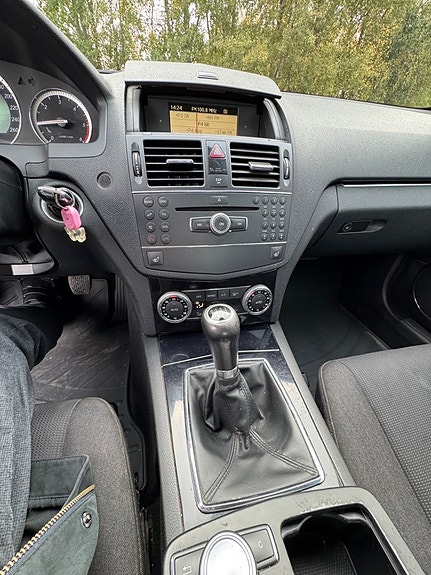 Mercedes-Benz C200 17 of 19