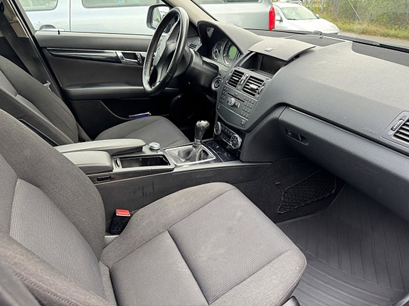 Mercedes-Benz C200 13 of 19