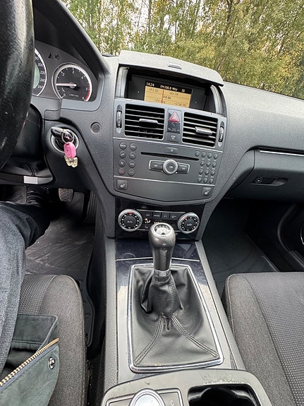 Mercedes-Benz C200 16 of 19