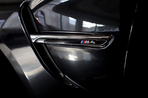 BMW M4 2 of 5