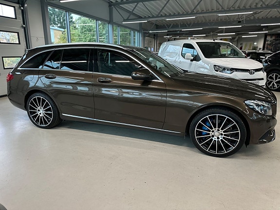 Mercedes-Benz C350 9 of 23