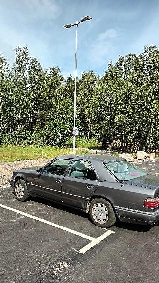 Mercedes-Benz E200 2 of 13