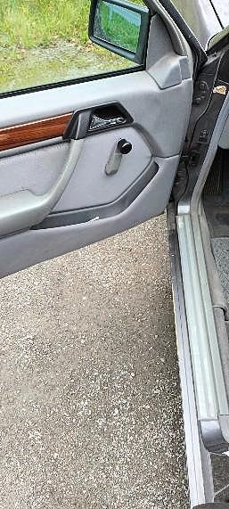 Mercedes-Benz E200 11 of 13
