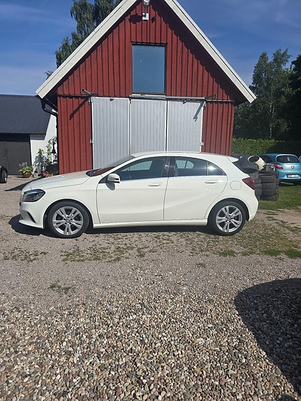 Mercedes-Benz A180 d 2 of 7
