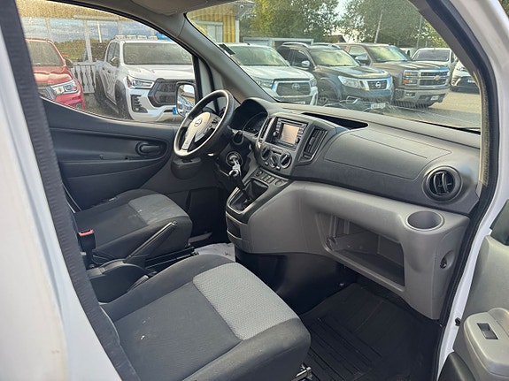 Nissan NV200 9 of 19