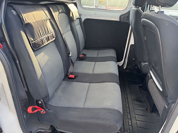 Nissan NV200 11 of 19
