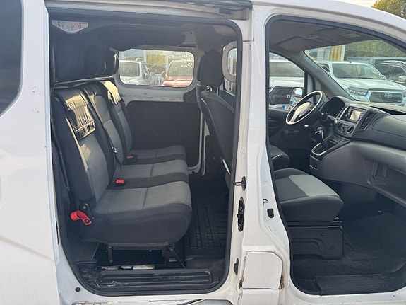 Nissan NV200 8 of 19