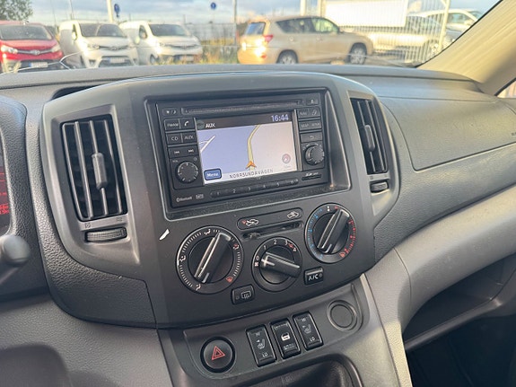 Nissan NV200 15 of 19