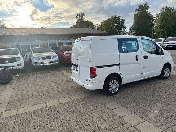Nissan NV200 10 of 19