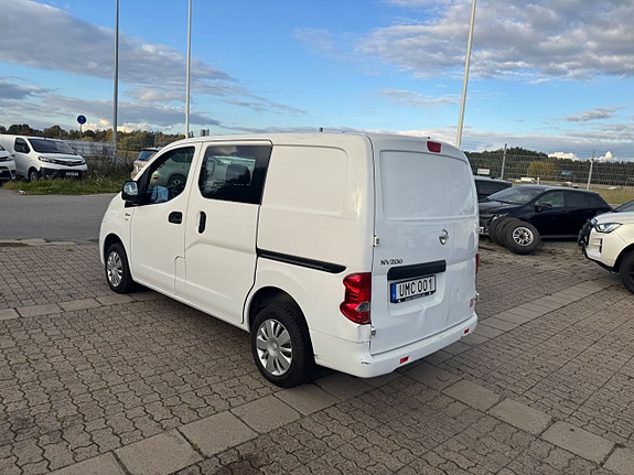 Nissan NV200 2 of 5