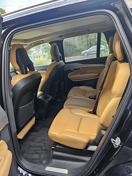 Volvo XC90 10 of 16