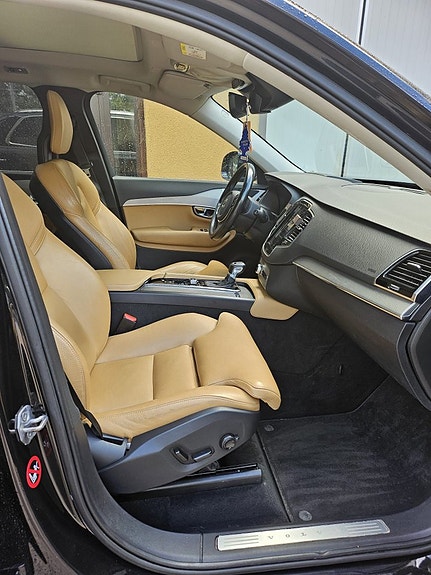 Volvo XC90 7 of 16