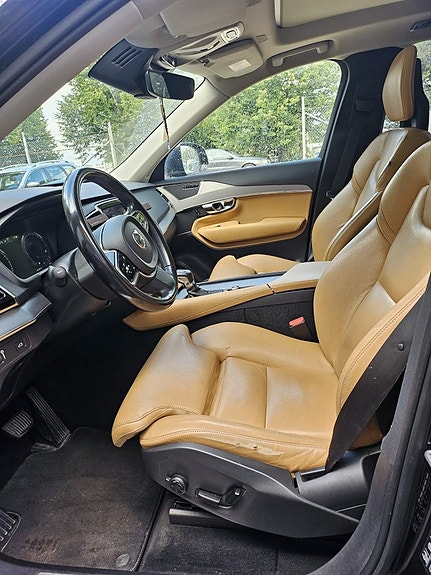 Volvo XC90 8 of 16