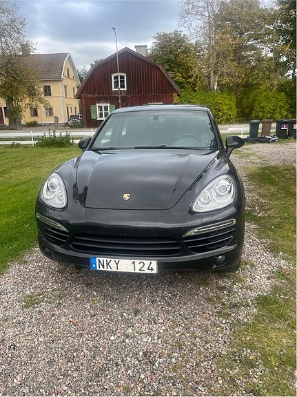 Porsche Cayenne 2 of 5