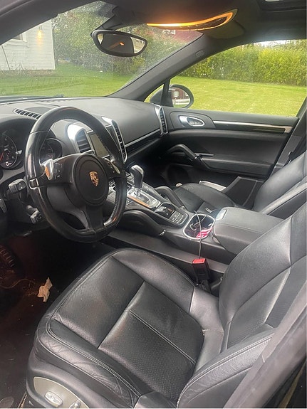 Porsche Cayenne 3 of 5
