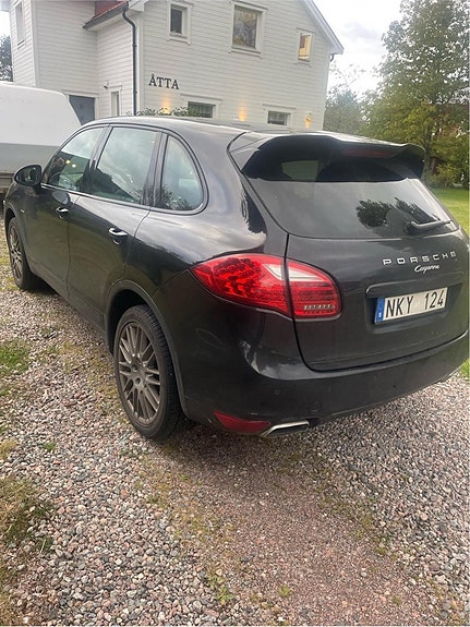Porsche Cayenne 4 of 5