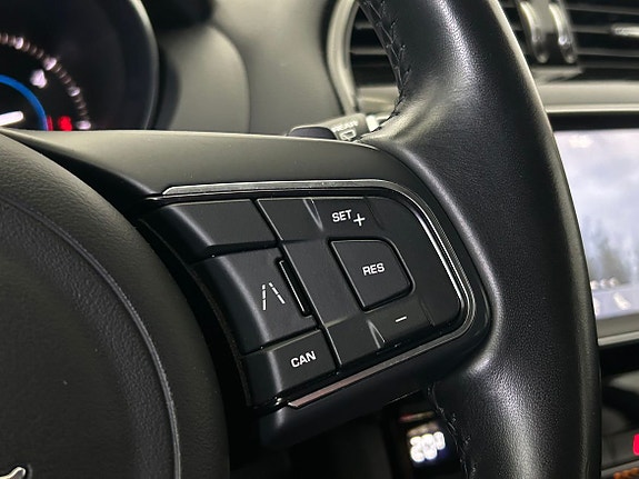 Jaguar F-PACE 10 of 19