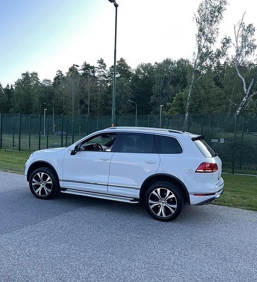 Volkswagen Touareg 2 of 17