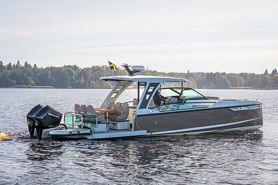 Saxdor 320 GTO med 2 x Mercury 300hk V8 och få gångtimmar.