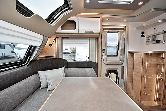 Knaus 650 UX Südwind, Queenbed 6 of 27