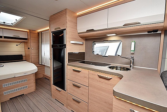 Knaus 650 UX Südwind, Queenbed 12 of 27