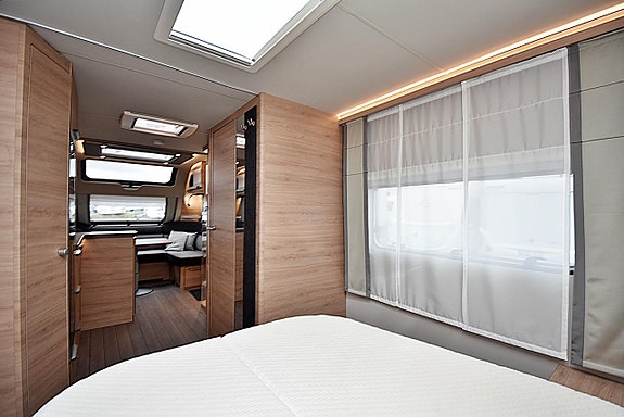Knaus 650 UX Südwind, Queenbed 18 of 27