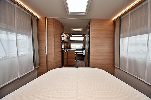 Knaus 650 UX Südwind, Queenbed 17 of 27