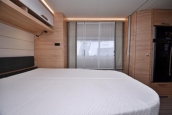 Knaus 650 UX Südwind, Queenbed 15 of 27