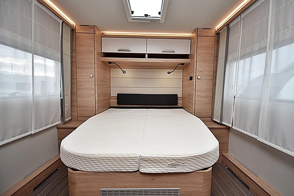 Knaus 650 UX Südwind, Queenbed 14 of 27