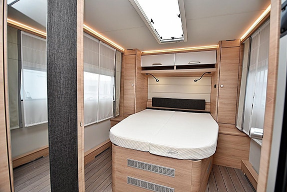 Knaus 650 UX Südwind, Queenbed 13 of 27