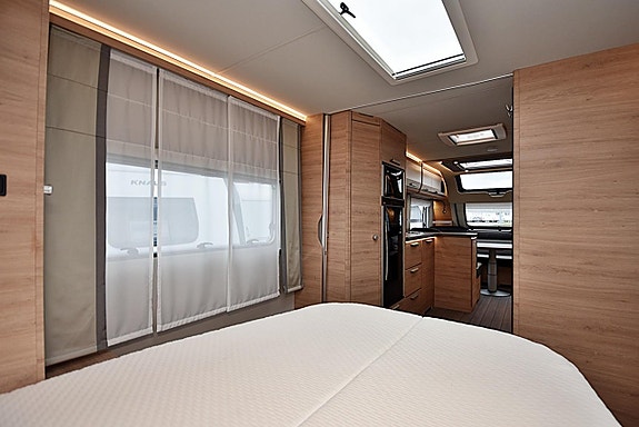 Knaus 650 UX Südwind, Queenbed 16 of 27