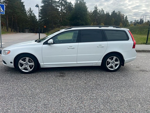 Volvo V70 3 of 5