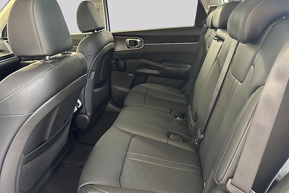 Kia Sorento 10 of 16